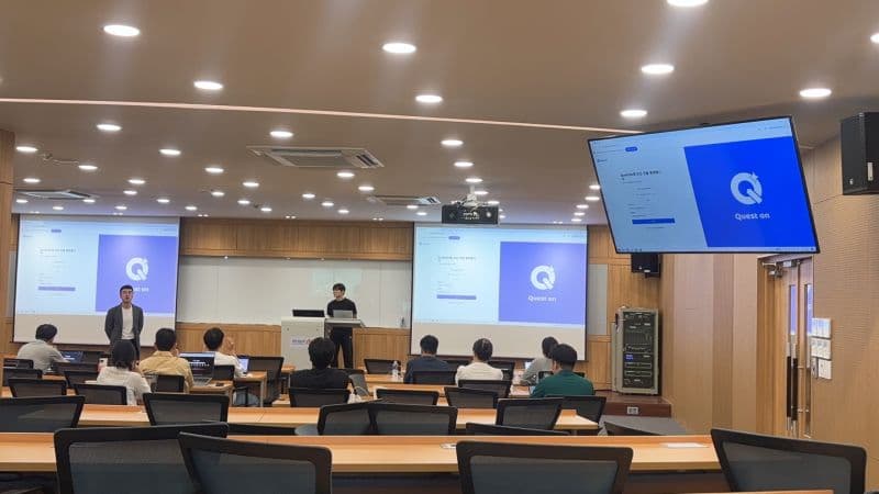 동국대학교 MBA 강의실 스크린에 띄워진 Quest-On