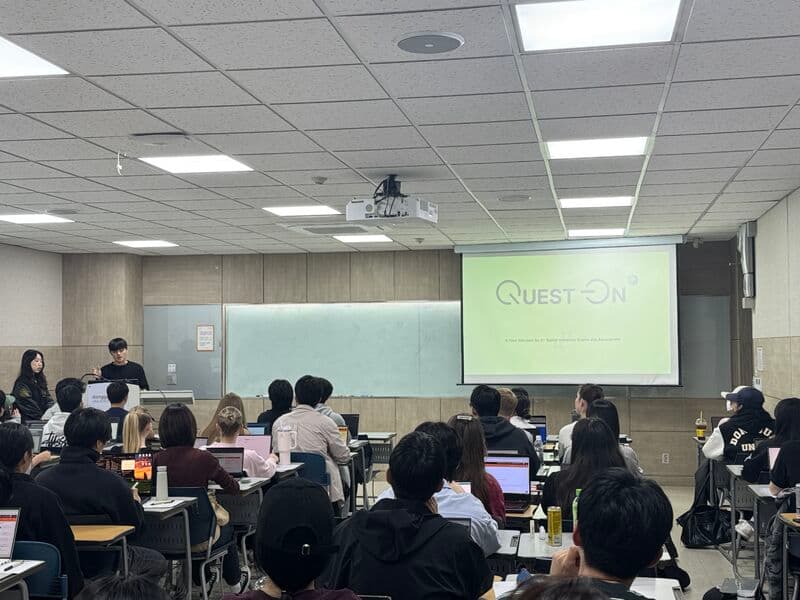 동국대학교 강의실에서 Quest-On으로 중간고사를 치르는 학생들